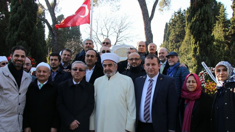 Tüm  İstanbul Muhtarları  Mehmet Akif Ersoy'un Kabrini Ziyaret etti..